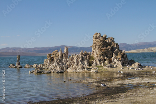  grillige rotsformaties in het blauwe meer
