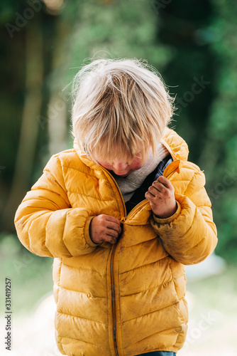 Junge in gelber Winterjacke