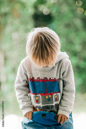kleiner Junge mit Feuerwehrpullover