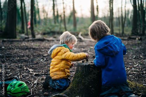Jungen spielen im Wald