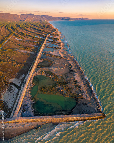 Veduta aerea della costa Toscana del parco della Maremma dalla foce del fiume Ombrone 