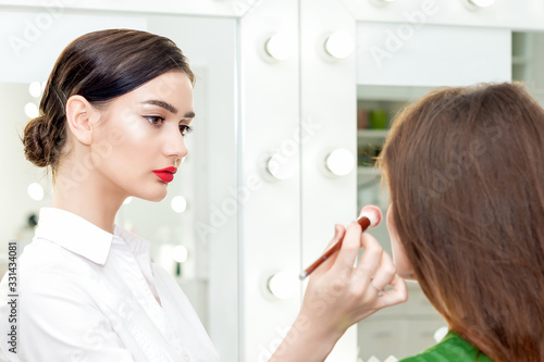 Wallpaper Mural Makeup artist applies powder. Torontodigital.ca