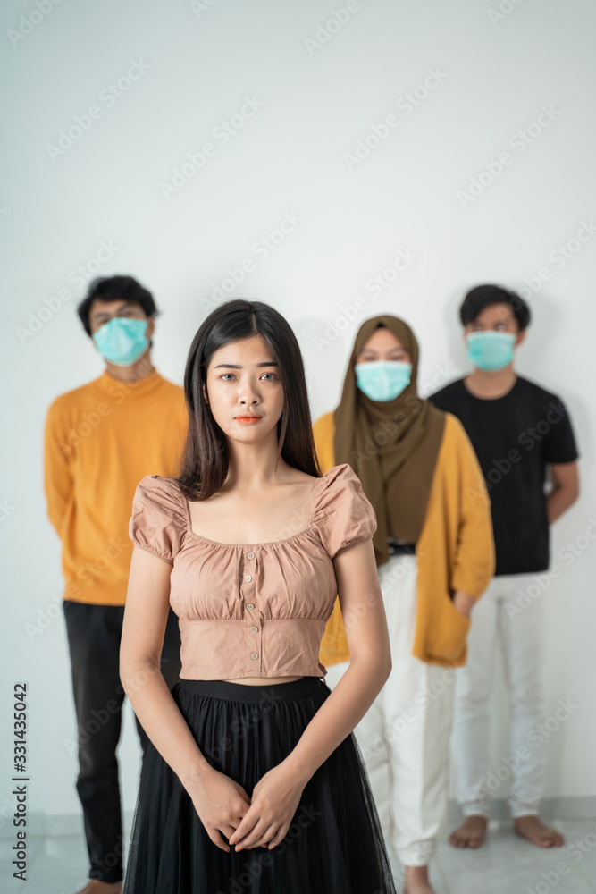 Obraz premium woman scare of infection by virus. coronavirus symptom concept