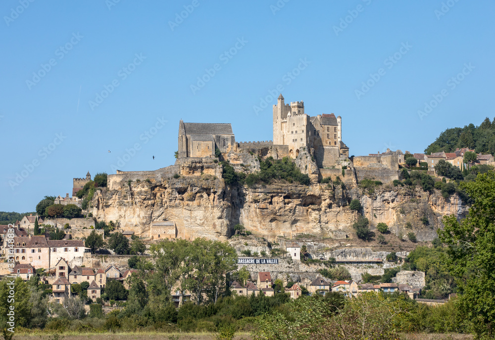  The medieval Chateau de Beynac rising on a limestone cliff above the Dordogne River. France, Dordogne department, Beynac-et-Cazenac