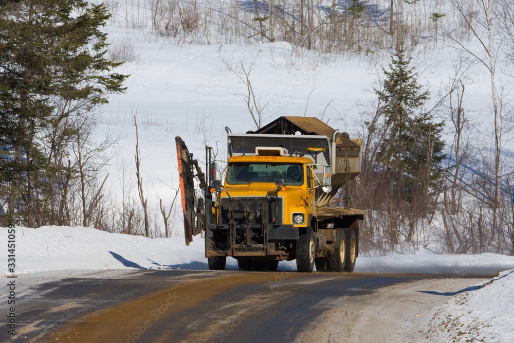 Camion de déneigement sur un chemin forestier au Québec, Canada Camion de déneigement sur un chemin forestier au Québec, Canada