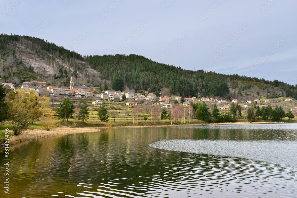 Lac de Saint-Martial (07310) et son village au pied du massif du Mézenc, département de l'Ardèche en région Auvergne-Rhône-Alpes, France