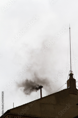 Fotografia black smoke from the chimney indicates that the Pope has not been elected