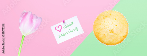 „Guten Morgen“ Gruß mit Blumen und Kuchen