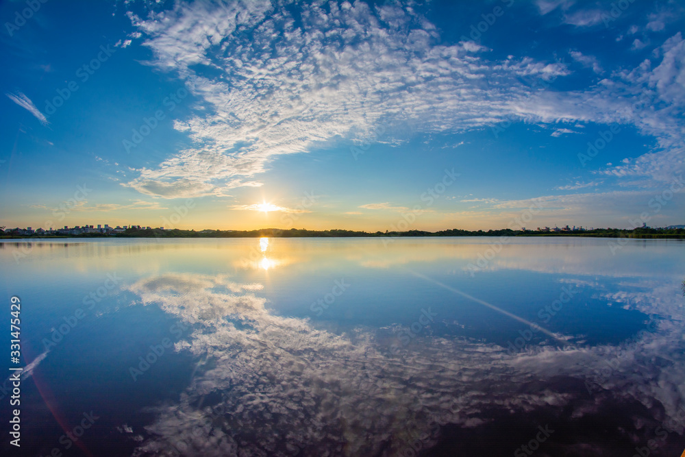 Amanhecer do dia com espetacular reflexo do sol na Lagoa Pequena.