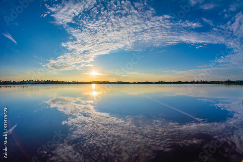 Fototapeta Amanhecer do dia com espetacular reflexo do sol na Lagoa Pequena.
