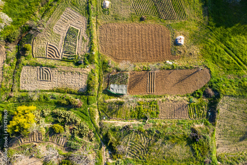 Paisaje aéreo de huertas agrícolas de cultivo con llamativas geometrías photo