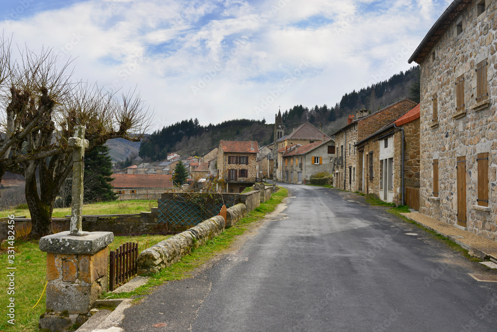 Entrée au village de Saint-Martial (07310) sur la D215, département de l'Ardèche en région Auvergne-Rhône-Alpes, France