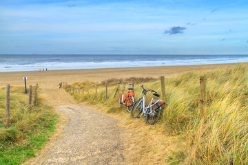 Foto auf Acrylglas Nordsee Schöne Küstenlandschaft - Küste von Südholland mit grasbedeckten Sanddünen, Niederlande  © rustamank