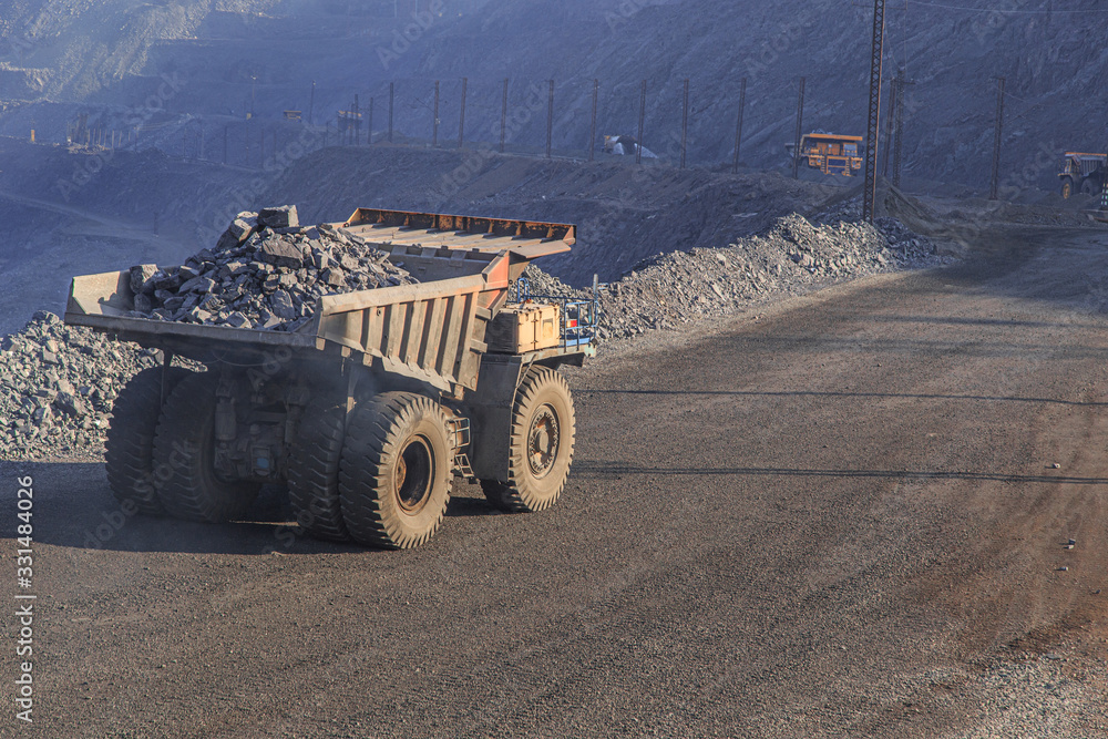 Obraz premium An old large mining truck loaded with iron ore in a quarry