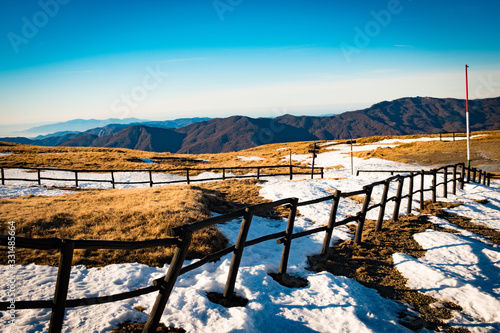paesaggio di montagna con steccato nella neve  photo