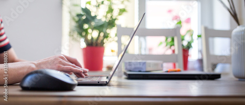 Frau benutzt Laptop zu Hause, Home office Quarantäne, Ausgangssperre, Online Business, 