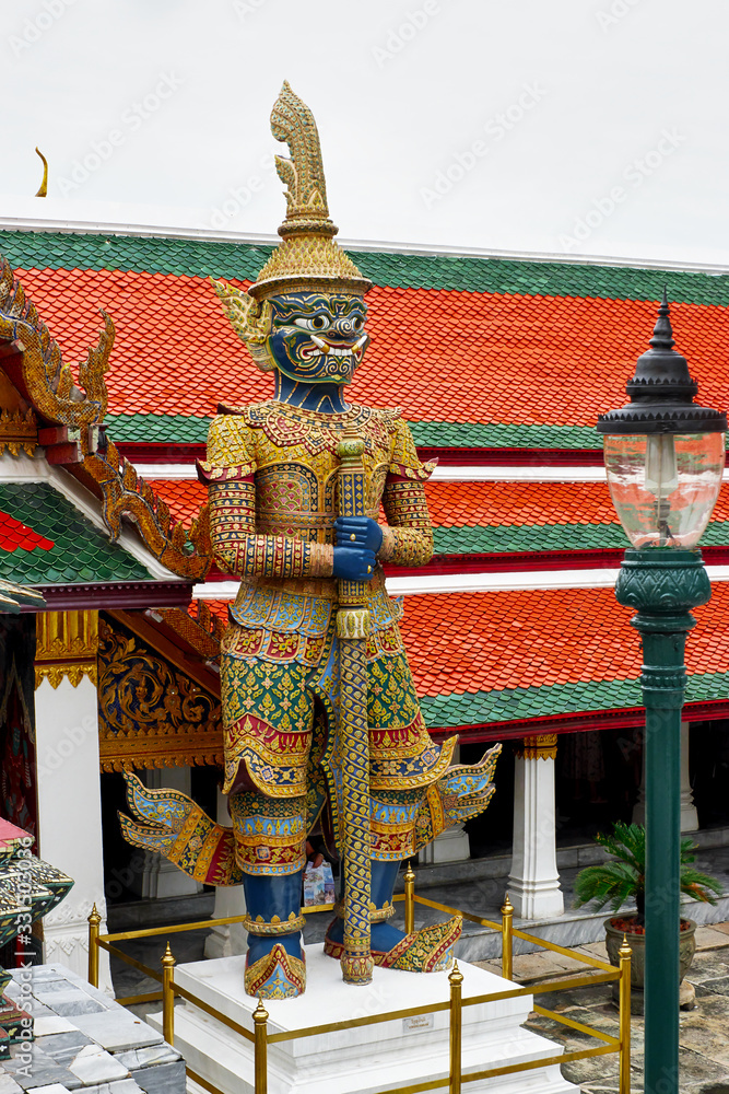 Fototapeta premium statue in thai temple