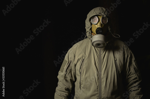 Fototapeta Naklejka Na Ścianę i Meble -  man in a gas mask protects himself from coronavirus