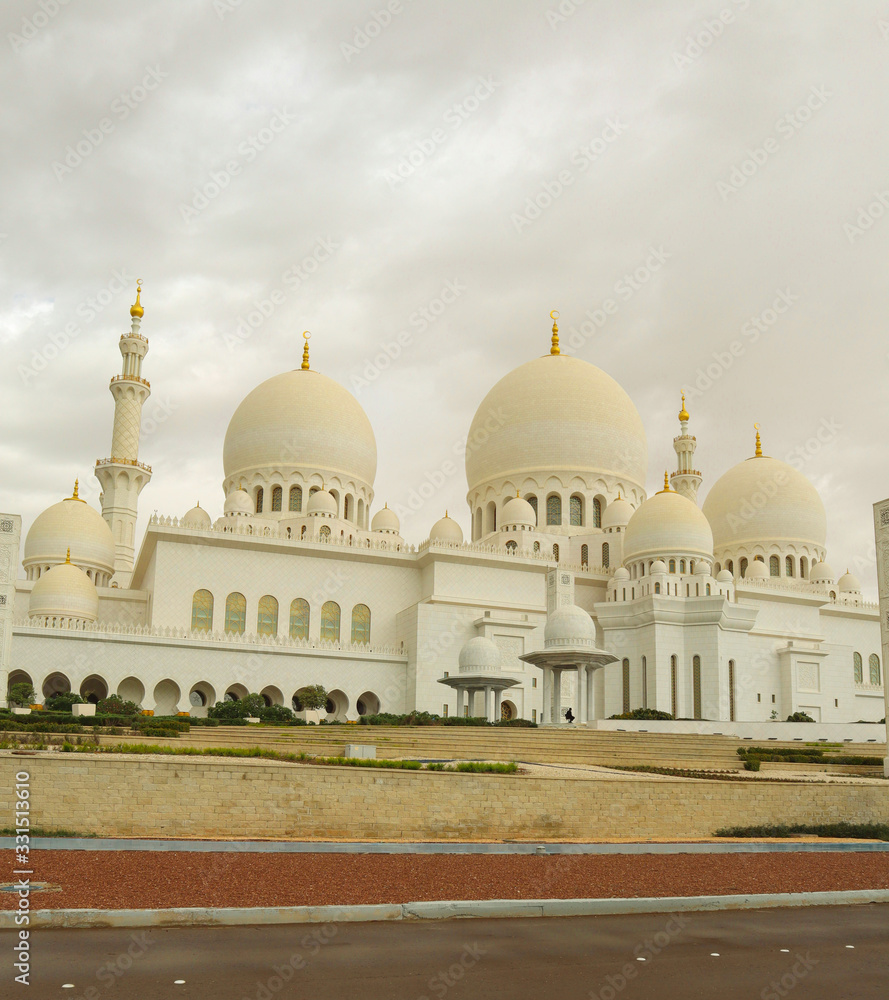 biggest mosque dome located at the capital city of United Arab Emirates 