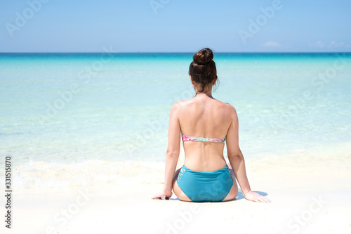 Frau im Urlaub am Strand