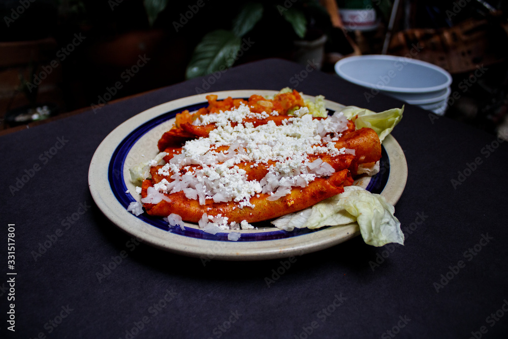 Enchiladas, platillo típico mexicano. Hecho con chiles guajillos y