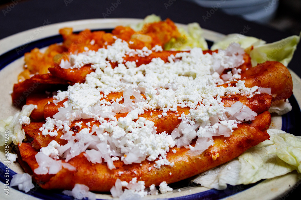 Enchiladas, platillo típico mexicano. Hecho con chiles guajillos y