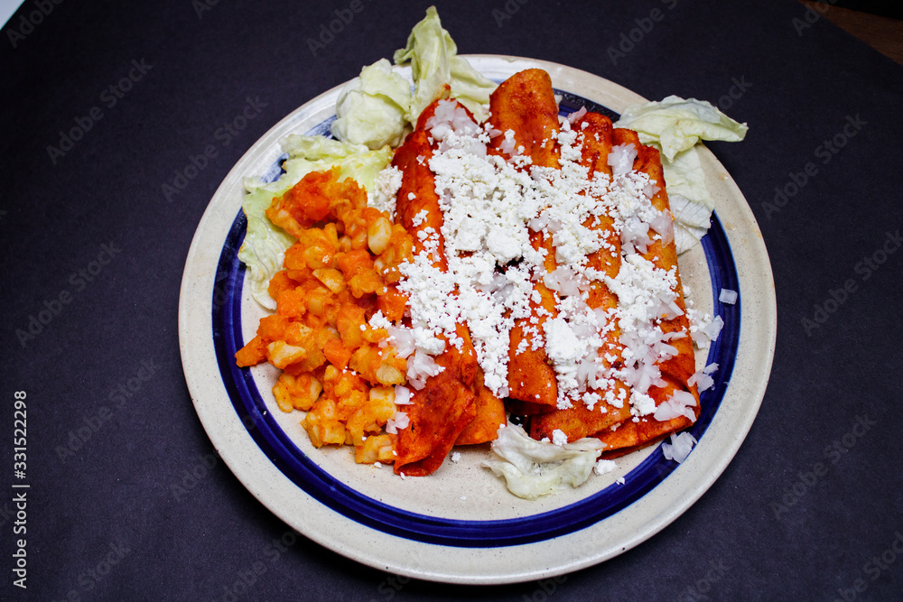 Enchiladas, platillo típico mexicano. Hecho con chiles guajillos y