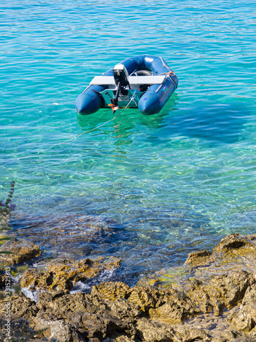 Barca sobre aguas cristalinas en el mar de Okrug en Croacia, Europa, verano de 2019