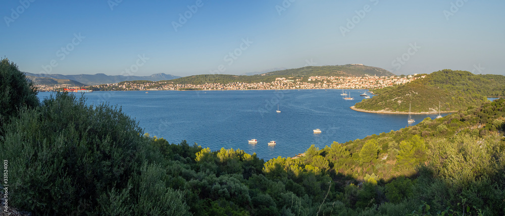 Vistas del paisaje de costa en Okrug, Croacia, verano de 2019