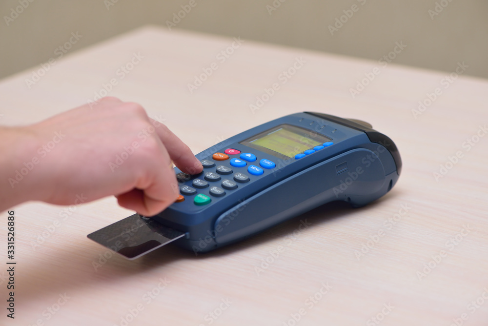 Obraz premium Girl pays purchase through the terminal pos