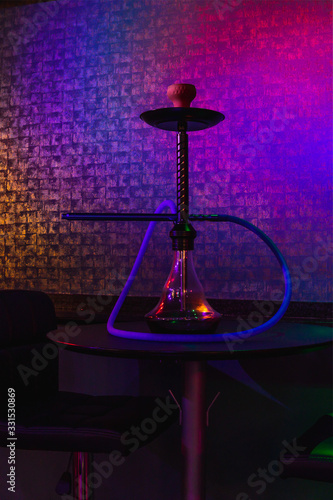  Shisha encima de una mesa con luces de colores © RayArt