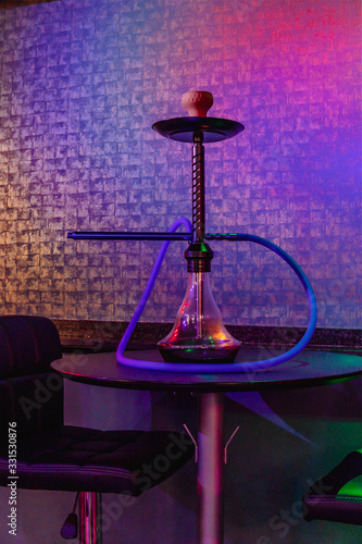  Shisha encima de una mesa con luces de colores