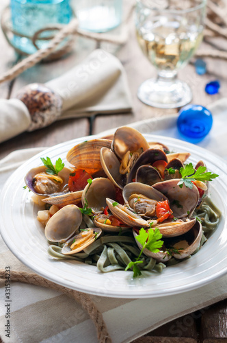 Spirulina Linguine Pasta with Clams and Cherry Tomatoes