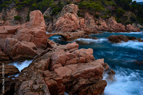 Pasarela entre rocas en el mar