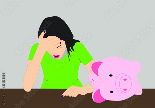 mujer con cabello negro, preocupada por la crisis económica, acostada sobre una mesa, con la alcancía acostada sin dinero