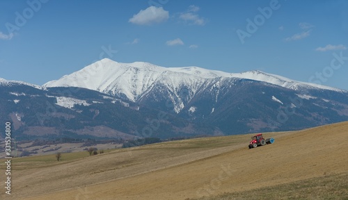 Frühlingspflügen unter den slowakischen Bergen - Hohe Tatra