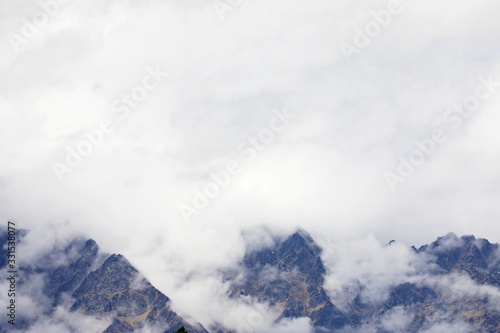 Berggipfel in den Wolken