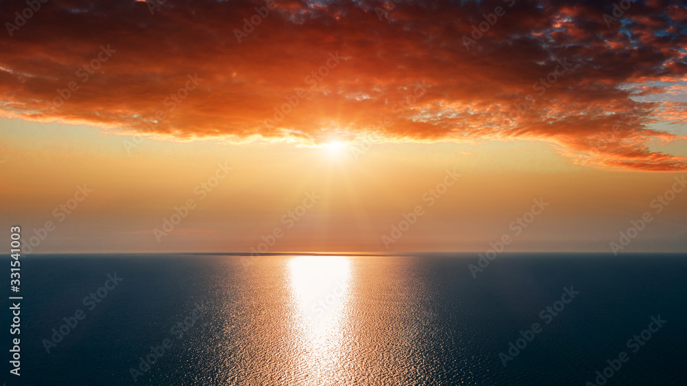 Obraz premium Aerial view of sun rising over sea.