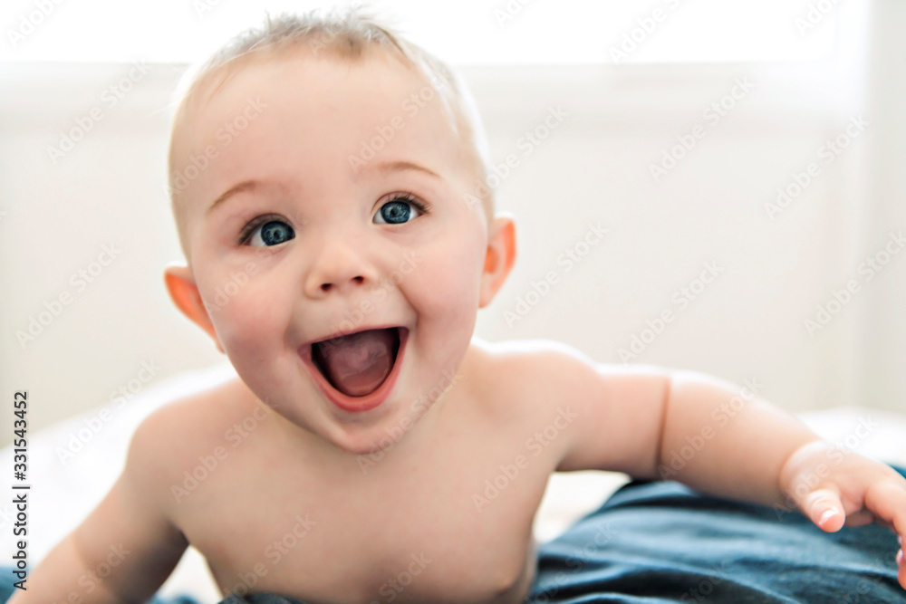 surprise and happy baby in bed at home - obrazy, fototapety, plakaty 
