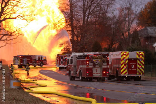 Foto Multiple fire engines are use to attempt to control a major gas line rupture and fire