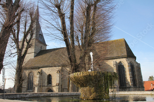 Stadtansicht rund um die Kirche am markt in nieheim photo