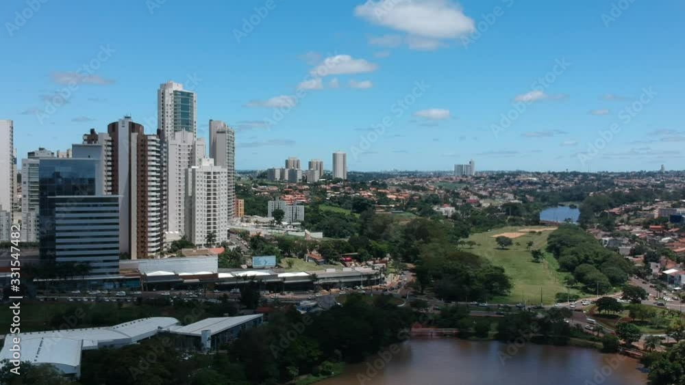 Vista aérea de Londrina e o lago Igapó, Paraná, Brasil
Vista aérea de Londrina e o lago Igapó, Paraná, Brasil