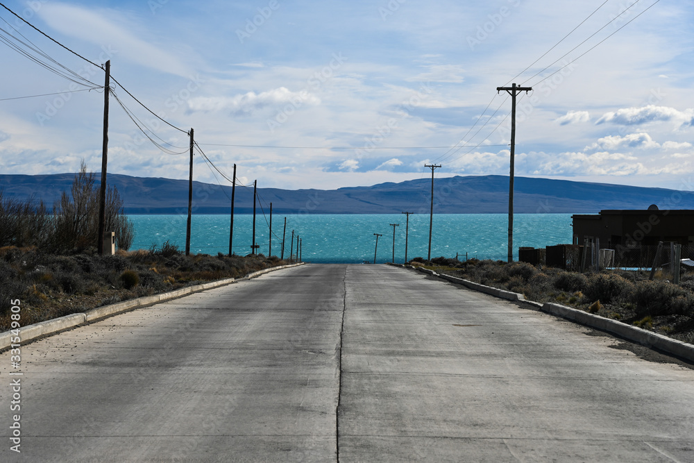 Road leading to lake in El Calafate