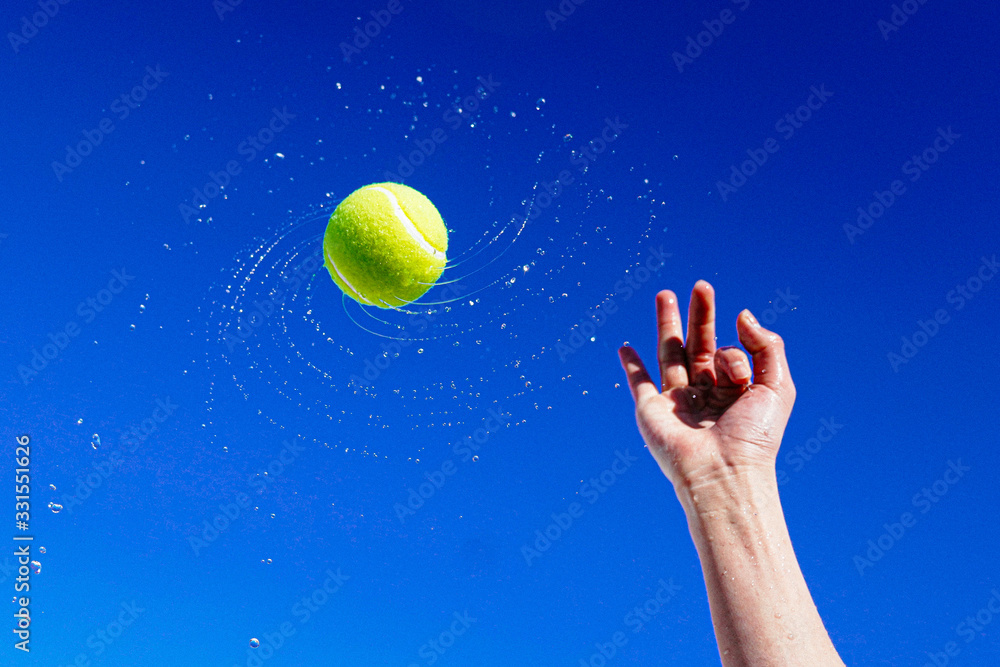 青空とテニスボール