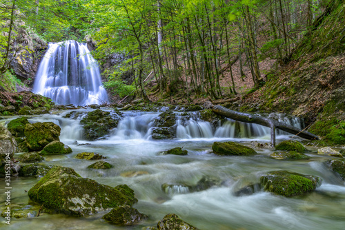 Kaskadenf  rmig flie  t der Hachelbach als Wasserfall ins Tal