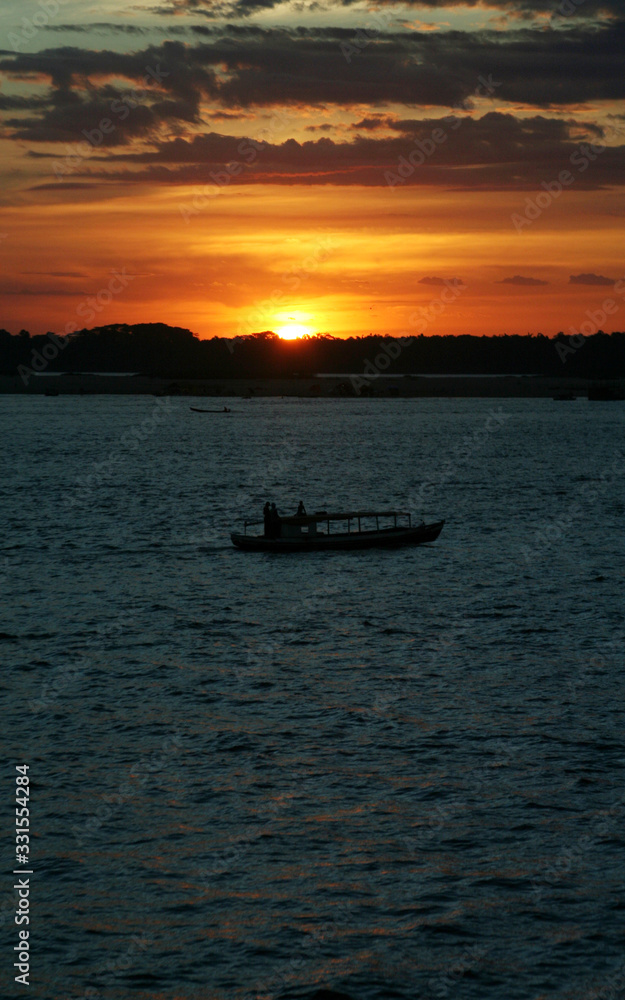 Silhueta de barco com pôr-do-sol