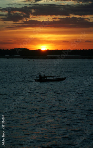 Silhueta de barco com pôr-do-sol