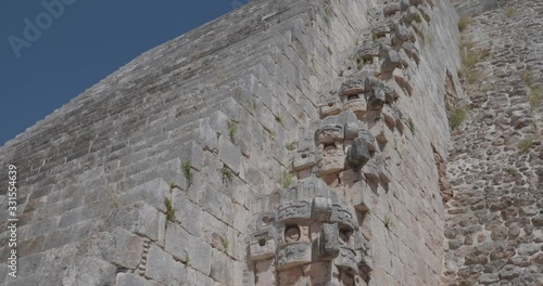 caminando hacia atras con gimbal, filmando la piramide principal de la ciudad de uxmal
