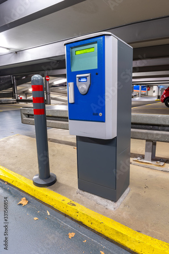 Einfahrt in ein Parkaus mit Automaten und Schranke photo