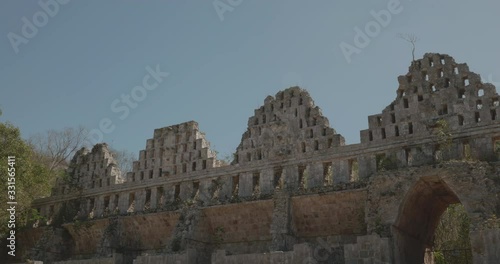 camara avanza lentamente hacia atras en muralla de la ciudad de uxmal